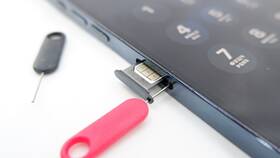 Как открыть слот для SIM-карты скрепкой в Эстель Адони